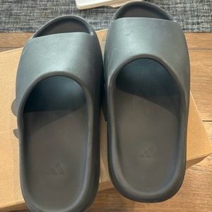 Yeezy slide men size 10